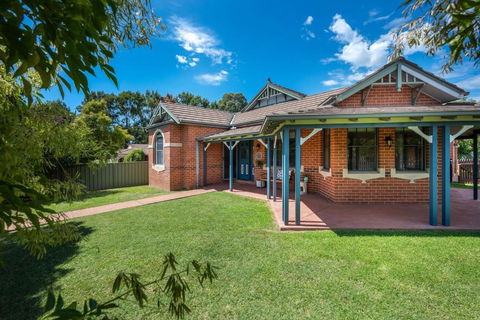 Cavalo - Explore Wine Country From This Art-filled Family Stay - Tourism Hervey Bay 0