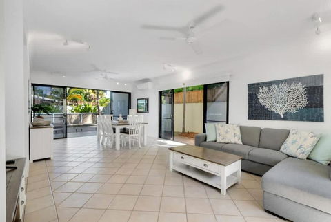 Cedar Family Home Retreat - Tourism Hervey Bay 0