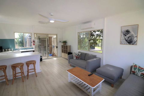 Cedric Cottage - Tourism Hervey Bay 0