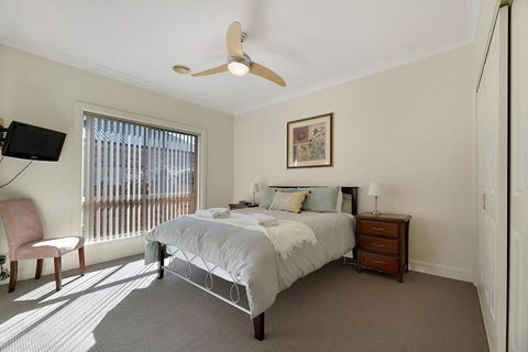 Central 2 Bed, 2 Bath Villa - Walk To Town - Tourism Hervey Bay 3