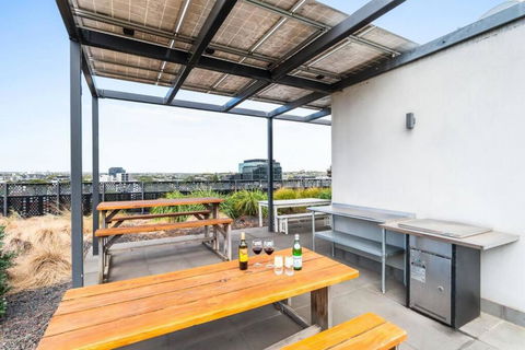 Central Chic Cool Richmond Apt 2BR Sleeps 6 - Tourism Hervey Bay 1