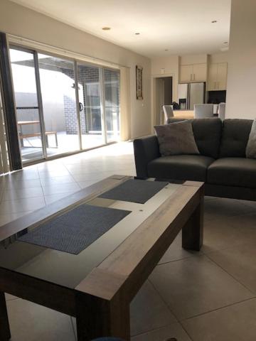 Central Executive 3br Townhouse 50m To Dean Street - Tourism Hervey Bay 4