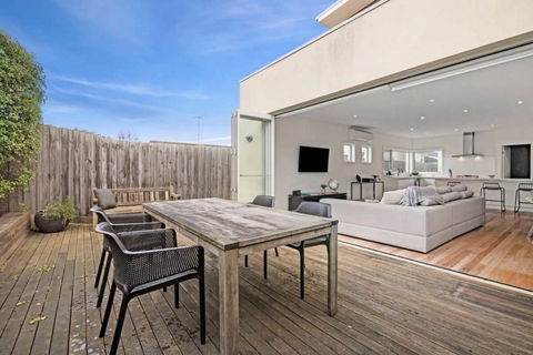 Central Torquay Townhouse 350m To The Sand - Tourism Hervey Bay 2