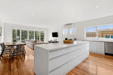 Central Torquay Townhouse 350m To The Sand - Tourism Hervey Bay 3