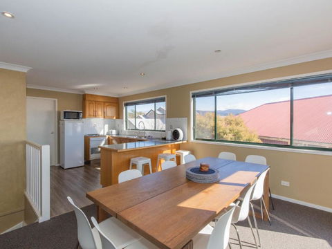 Chalet De Neige 2 9 Jillamatong Street - Tourism Hervey Bay 2
