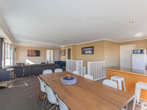 Chalet De Neige 2 9 Jillamatong Street - Tourism Hervey Bay 0