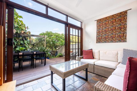 Charming 2-Bed Home Near Enmore Theatre - Tourism Hervey Bay 0