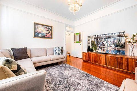 Charming 2-Bed Home Near Enmore Theatre - Tourism Hervey Bay 1