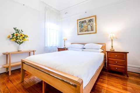 Charming 2-Bed Home Near Enmore Theatre - Tourism Hervey Bay 2