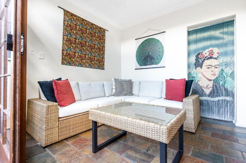 Charming 2-Bed Home Near Enmore Theatre - Tourism Hervey Bay 3