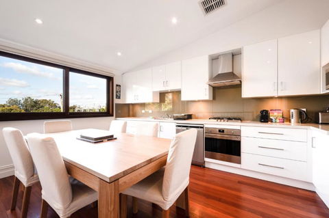 Charming 2-Bed Home Near Enmore Theatre - Tourism Hervey Bay 4