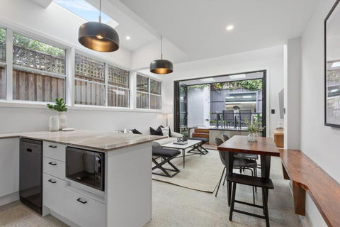 Charming 3-bed Cottage With A Courtyard - Tourism Hervey Bay 3