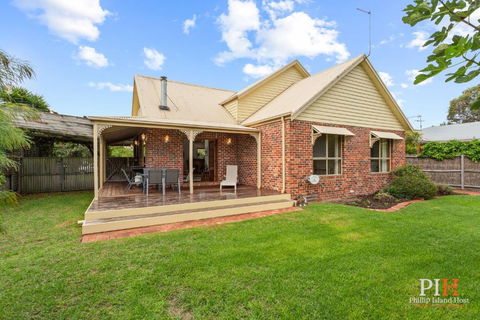 Charming 3-Bedroom Retreat - Tourism Hervey Bay 0
