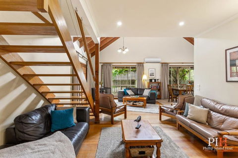 Charming 3-Bedroom Retreat - Tourism Hervey Bay 4