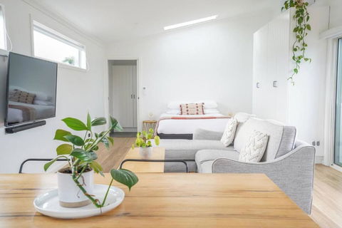 Charming Highton Hideaway Between CBD And Surf Coast - Tourism Hervey Bay 0