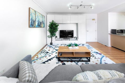 Charming Melbourne Apartment With Pool, Spa & Tennis Court - Tourism Hervey Bay 1