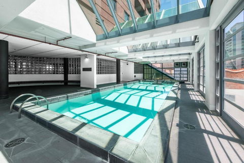 Charming Melbourne Apartment With Pool, Spa & Tennis Court - Tourism Hervey Bay 0