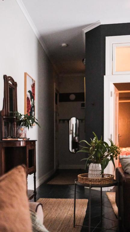 Charming Vintage Flat Near Newtown. 11am Checkout. - Tourism Hervey Bay 2