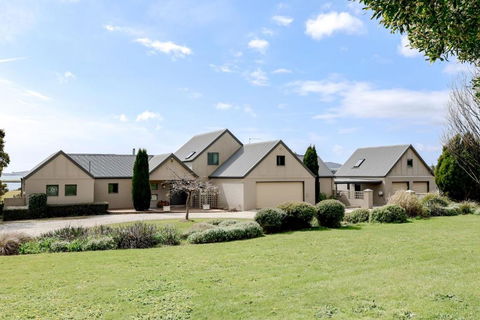 Chateau Clarence Luxurious Waterfront Retreat - Tourism Hervey Bay 2