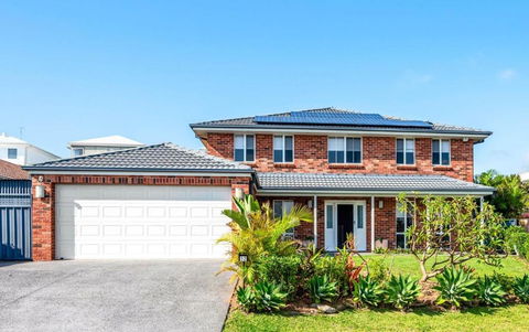 Cheerful 4-bedroom Family Retreat In Caves Beach - Tourism Hervey Bay 0