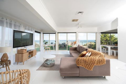 ChelseaVue - Designer Beachside Townhouse Retreat - Tourism Hervey Bay 0