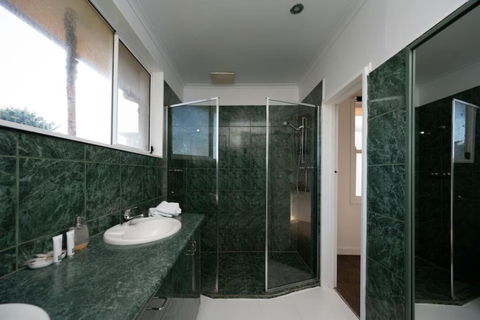 ChelseaVue - Designer Beachside Townhouse Retreat - Tourism Hervey Bay 4