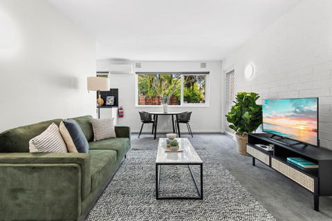 Chic 1-Bed Apartment Across From Royal Park - Tourism Hervey Bay 0