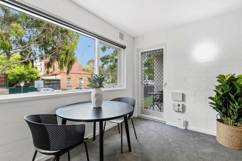 Chic 1-Bed Apartment Across From Royal Park - Tourism Hervey Bay 1