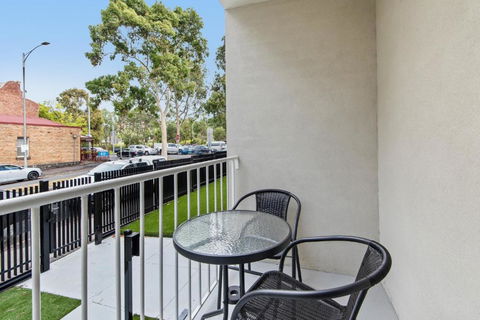 Chic 1-Bed Apartment Across From Royal Park - Tourism Hervey Bay 2