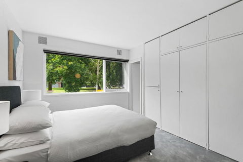 Chic 1-Bed Apartment Across From Royal Park - Tourism Hervey Bay 4
