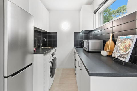Chic 1-Bed Apartment Across From Royal Park - Tourism Hervey Bay 3