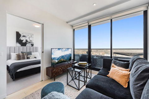 Chic 1-Bed With City Views Parking Gym & Pool - Tourism Hervey Bay 0