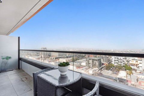 Chic 1-Bed With City Views Parking Gym & Pool - Tourism Hervey Bay 1