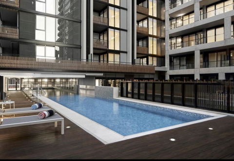 Chic 1-Bed With City Views Parking Gym & Pool - Tourism Hervey Bay 4