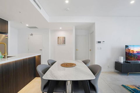 Chic 2BR Apt With Pool Access Close To Parramatta - Tourism Hervey Bay 3