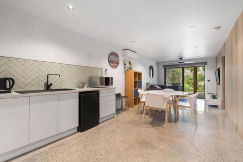 Chic Beach Studio - Tourism Hervey Bay 4