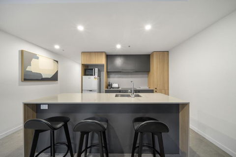 Chic Inner-City 2-Bed Abode With Pool Gym & Sauna - Tourism Hervey Bay 3