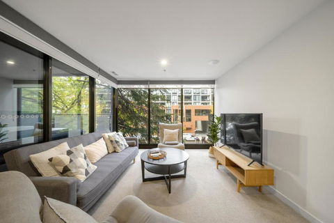 Chic Inner-City 2-Bed Abode With Pool Gym & Sauna - Tourism Hervey Bay 1