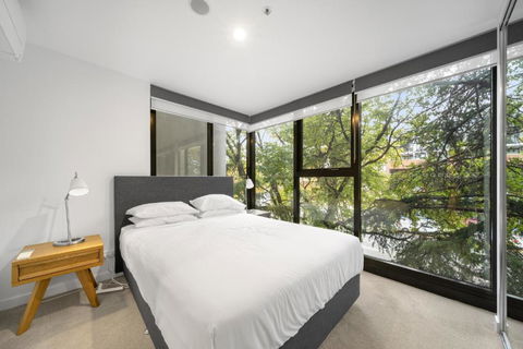 Chic Inner-City 2-Bed Abode With Pool Gym & Sauna - Tourism Hervey Bay 4