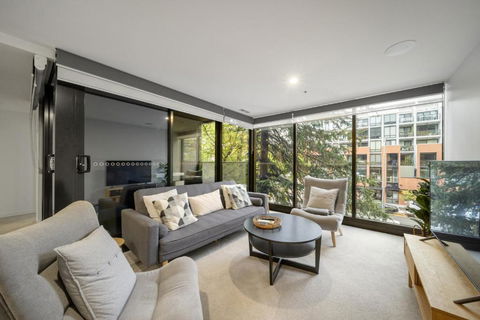 Chic Inner-City 2-Bed Abode With Pool Gym & Sauna - Tourism Hervey Bay 0
