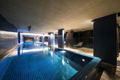 Chic Inner-City 2-Bed Abode With Pool Gym & Sauna - Tourism Hervey Bay 2