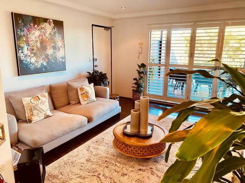 Chic Rose Bay Pad With HUGE Outdoor Sunny Balcony - Tourism Hervey Bay 0