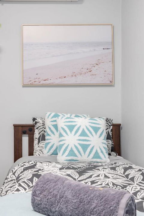 Chic Single Room - AC - Next To Central Station - Nearby CBD USYD UTS Top Viewed Bistros - Shared Bathroom - Tourism Hervey Bay 1