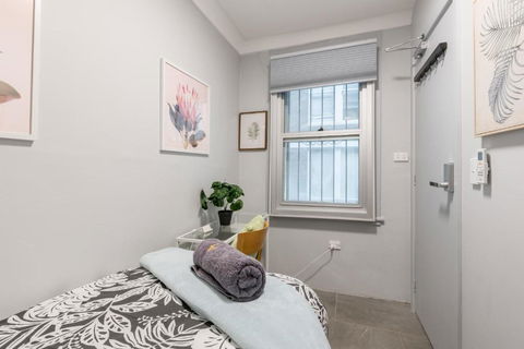 Chic Single Room - AC - Next To Central Station - Nearby CBD USYD UTS Top Viewed Bistros - Shared Bathroom - Tourism Hervey Bay 2