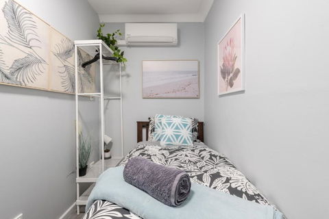 Chic Single Room - AC - Next To Central Station - Nearby CBD USYD UTS Top Viewed Bistros - Shared Bathroom - Tourism Hervey Bay 3