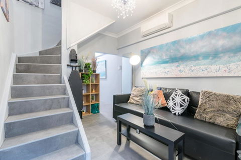 Chic Single Room - AC - Next To Central Station - Nearby CBD USYD UTS Top Viewed Bistros - Shared Bathroom - Tourism Hervey Bay 4
