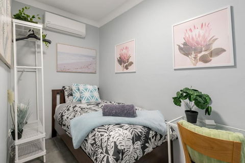 Chic Single Room - AC - Next To Central Station - Nearby CBD USYD UTS Top Viewed Bistros - Shared Bathroom - Tourism Hervey Bay 0