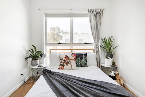 Chic Vibes In A Lakeside Townhouse - Tourism Hervey Bay 1