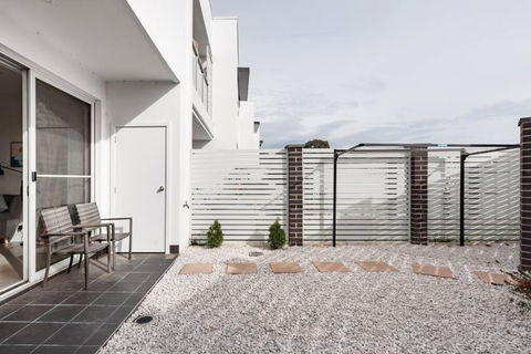 Chic Vibes In A Lakeside Townhouse - Tourism Hervey Bay 2