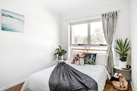 Chic Vibes In A Lakeside Townhouse - Tourism Hervey Bay 3